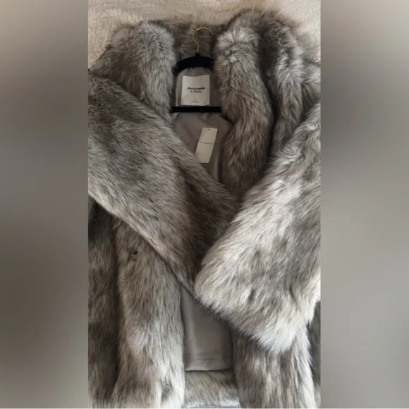 NWT Abercrombie & Fitch Faux Fur Coat - Picture 4 of 8
